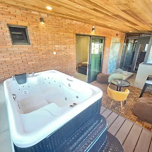 https://brooch-hotel.alltbilisihotels.com